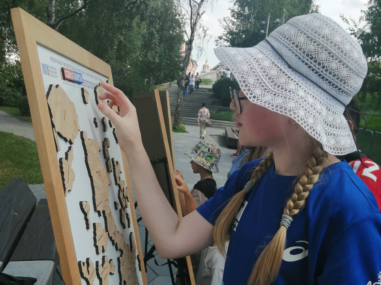 Сборка спилс-карты. Фото: Елена Гутникова / Свердловское областное отделение РГО