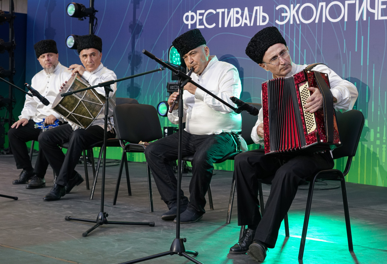 Дагестанские артисты на малой сцене фестиваля. Фото: пресс-служба РГО