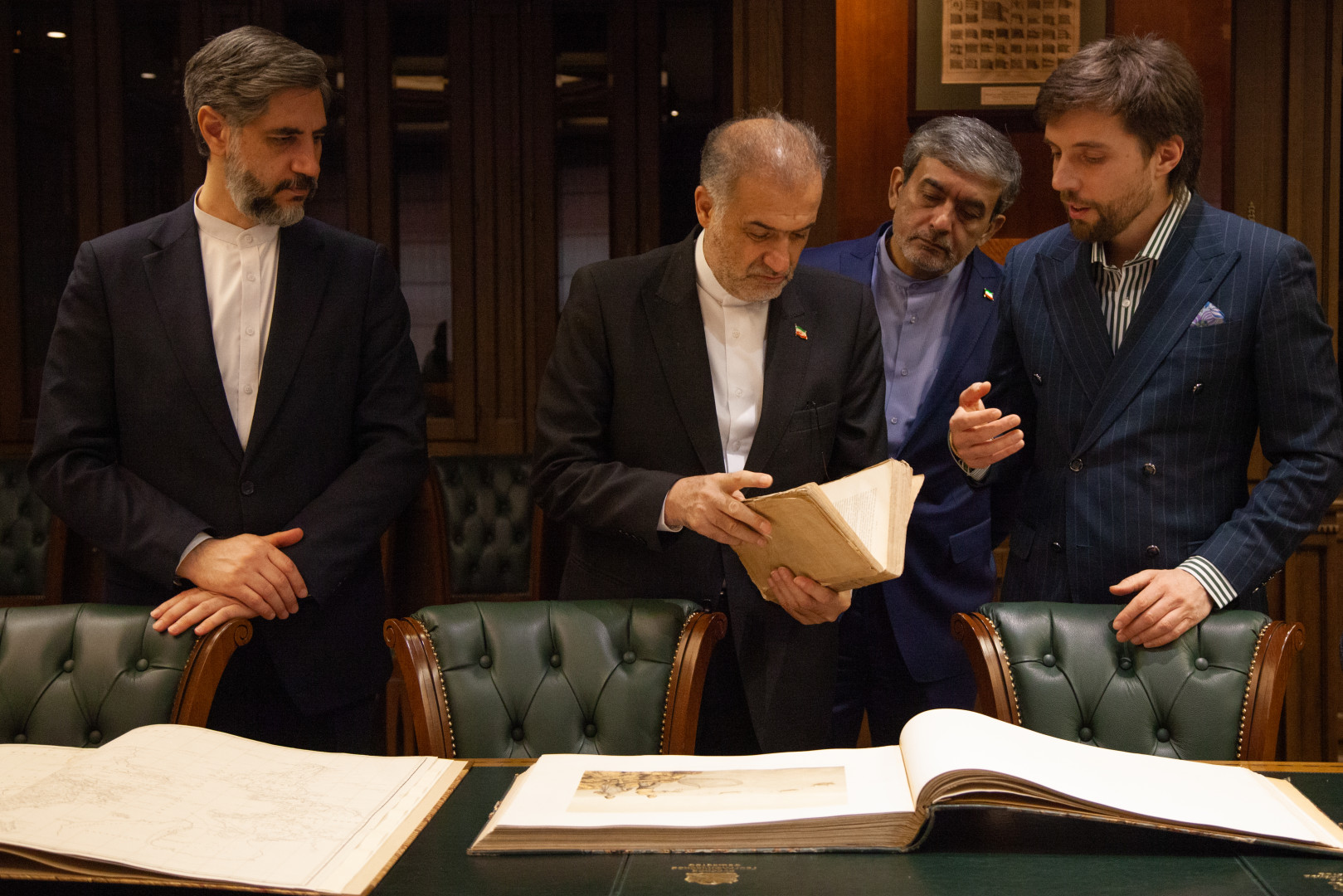 Ilya Gurov introduces the honored guests to materials from the funds of the Russian Geographical Society. Photo: Anna Yurgenson / RGS press service