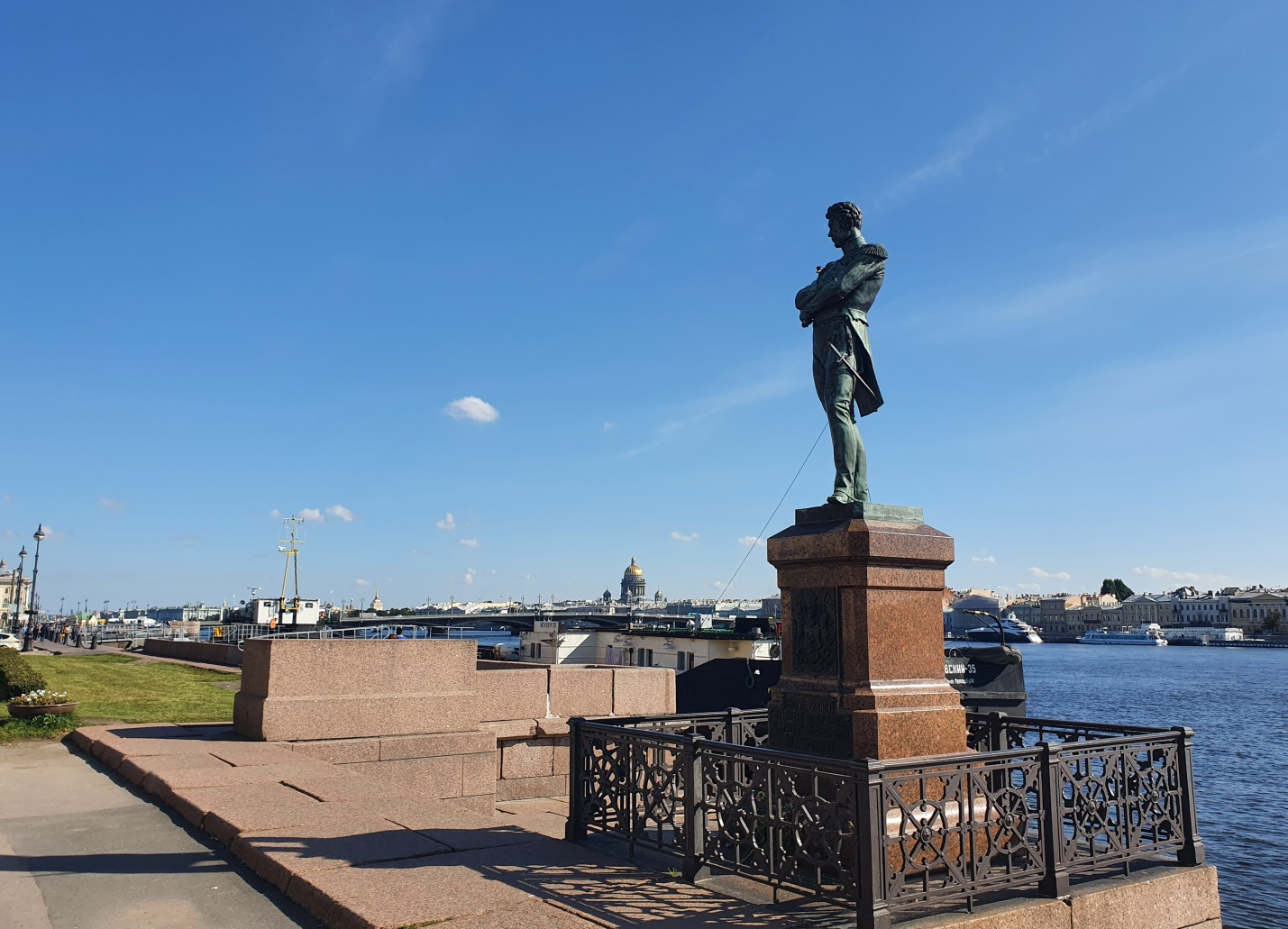 Памятник И. Ф. Крузенштерну на набережной Лейтенанта Шмидта в Санкт-Петербурге. Фото: Сергей Чуркин