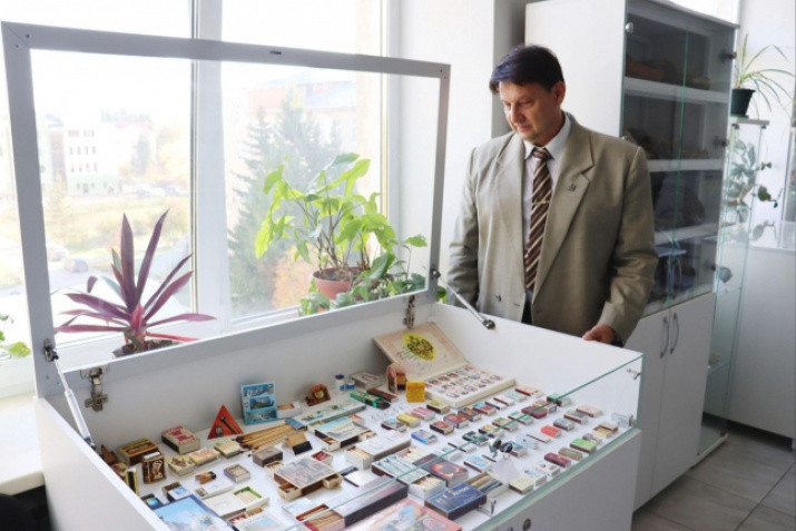 Petr Bolshanik presented a collection of matches at the geological office of OSPU. Photo: Evgenia Gamova