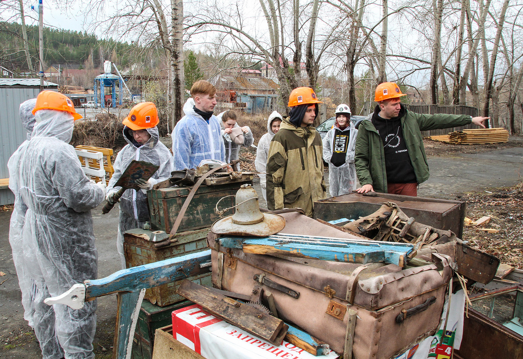 Волонтеры с артефактами. Фото: Вадим Осипов