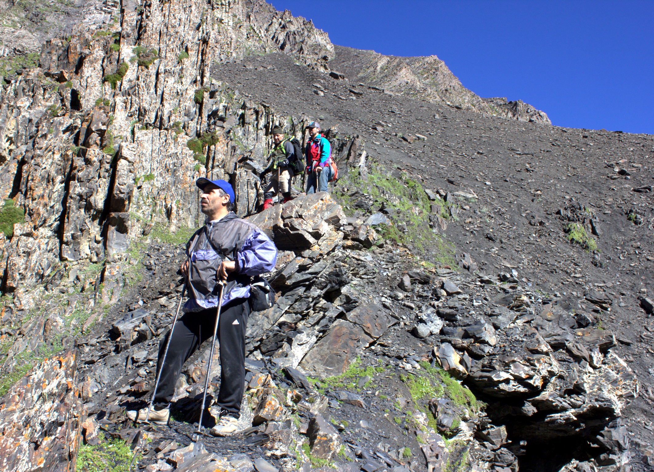 Опасный участок восхождения: скалы и осыпи. Фото предоставлено Дагестанским республиканским отделением РГО