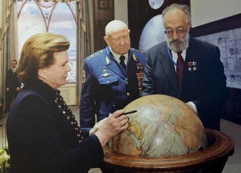 The ceremony of signing the American «The Globe of pilots and researchers». Photo by the press-service of the Russian Geographical Society