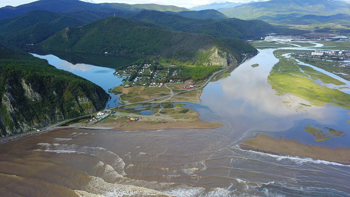 Сихотэ-Алинь, устье реки Тетюхе и поселок Смычка. Фото: Андрей Шпатак