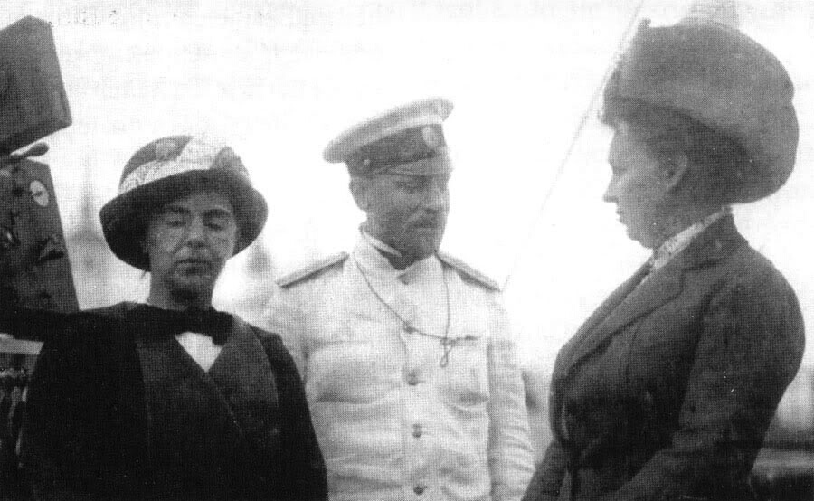 Георгий Седов с женой Верой на борту 