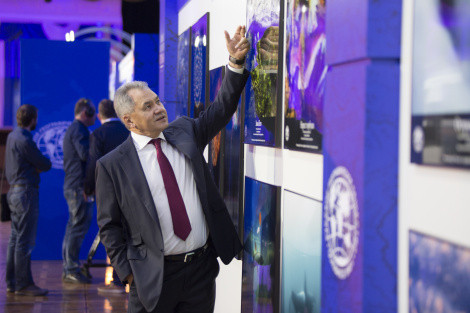 The RGS President Sergey Shoigu watches the exhibition of works by the finalists of the photo contest 