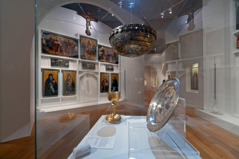 The dish of Princess Ulyana Paletskaya and the holy chalice of Ivan the Terrible. Photo: Sergei Militsky
