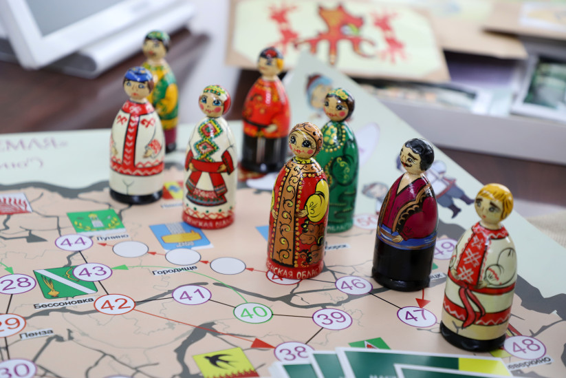 Игра-бродилка с деревянными фигурками различных народностей области. Фото предоставлено Юлией Смирновой