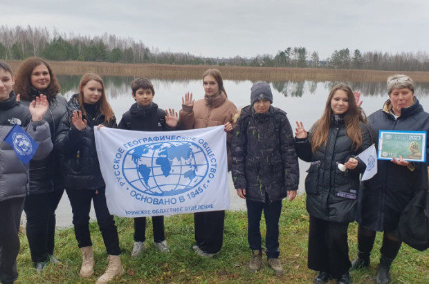 Participants of the Geographical Dictation on the shore of Svyatoye Lake. Photo: Bryansk Regional Branch of the Russian Geographical Society