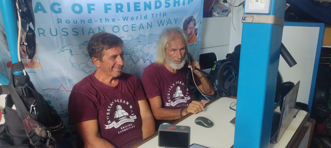 Stanislav Berezkin and Evgeny Kovalevsky answer students' questions while sailing. Photos of the expedition participants