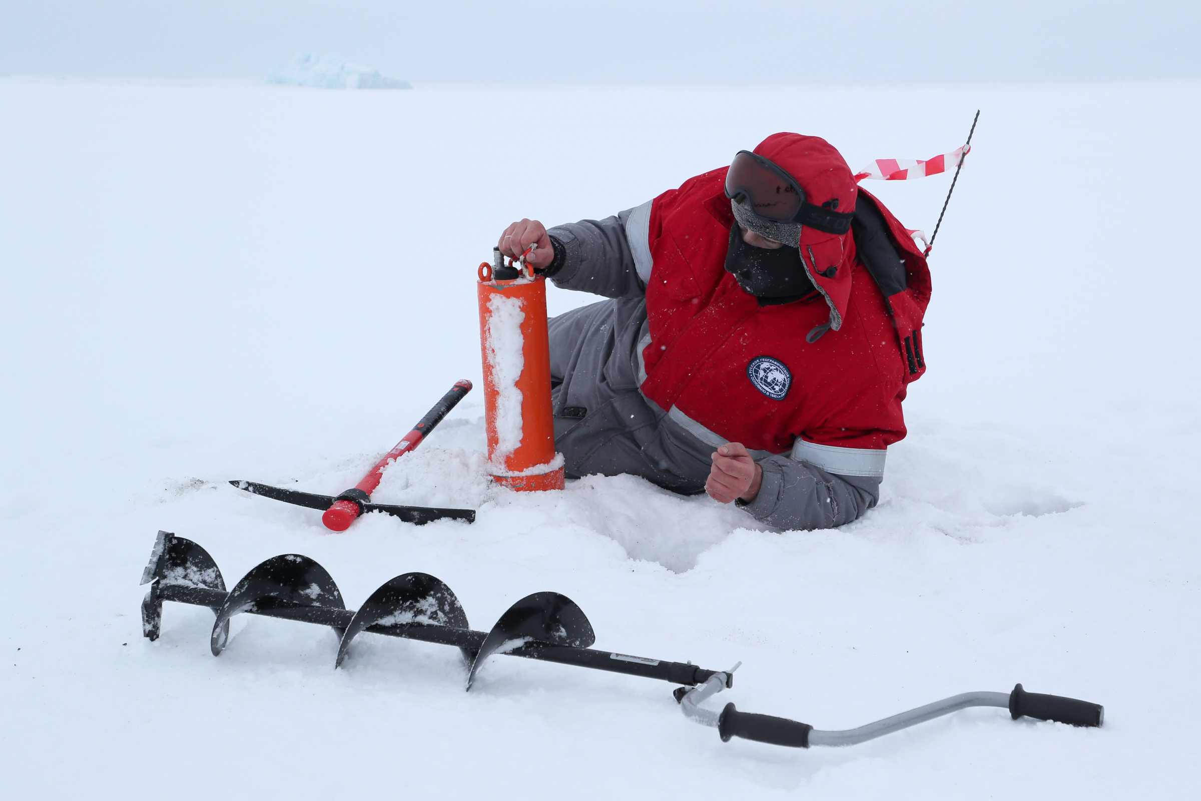 Пробы льда и воды, взятые во время экспедиции, будут тщательно изучаться в лучших лабораториях страны. Фото: Гавриил Григоров