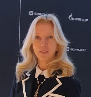  Лариса Тарасова, инженер-конструктор швейных изделий, этнопалео исследователь, автор курса «Русский народный костюм от палеолита до эпохи глобализации» (МГУ, Теория индустрии моды), основатель Агентства креативных воплощений «Посольство древней Руси».