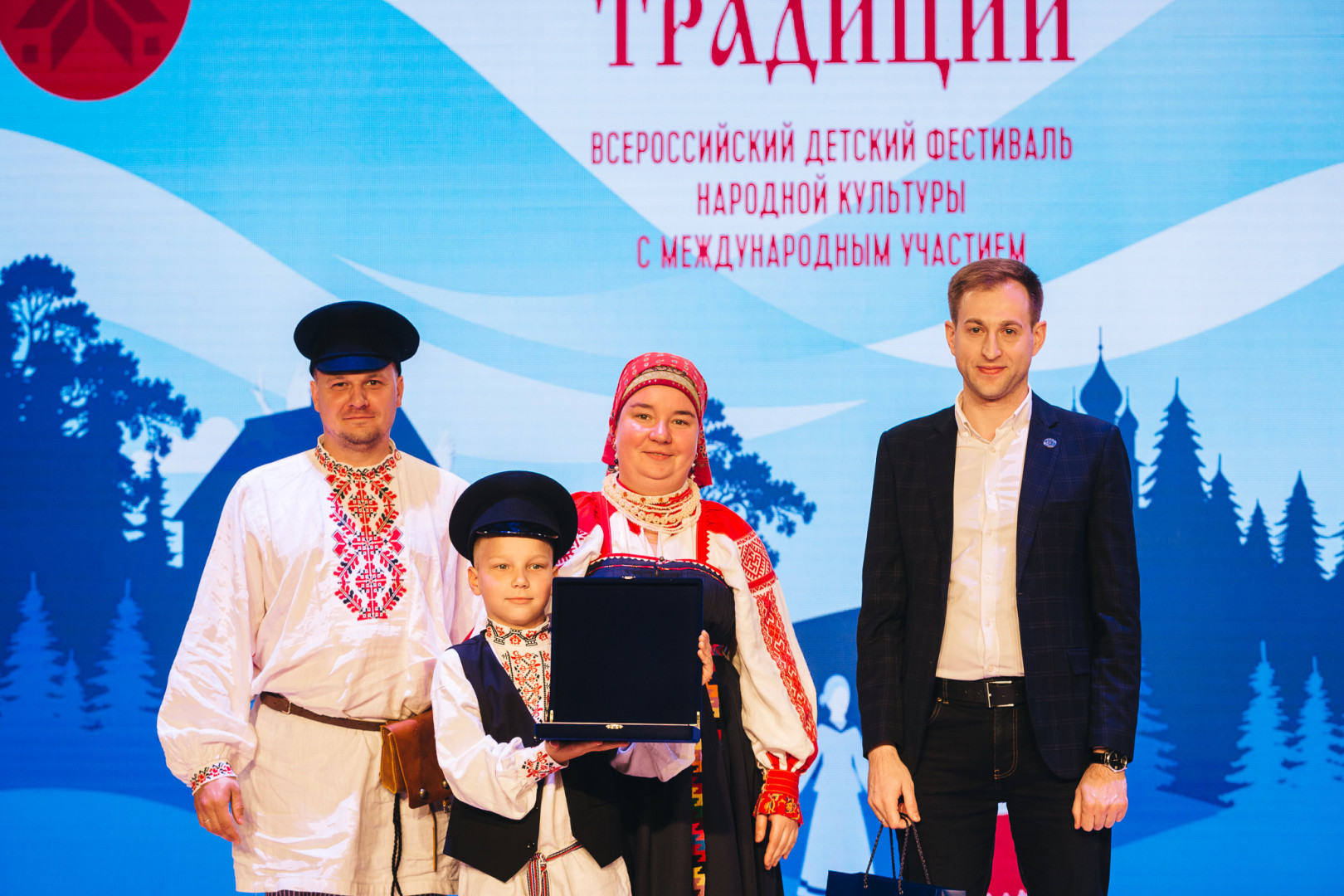 Награждение победителей специальными призами РГО. Фото предоставлено пресс-службой фестиваля «Наследники традиций»