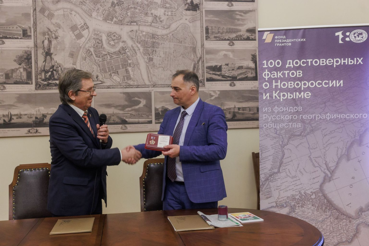 Подписание договора. Фото: Ольга Семенова / пресс-служба Штаб-квартиры РГО в Санкт-Петербурге