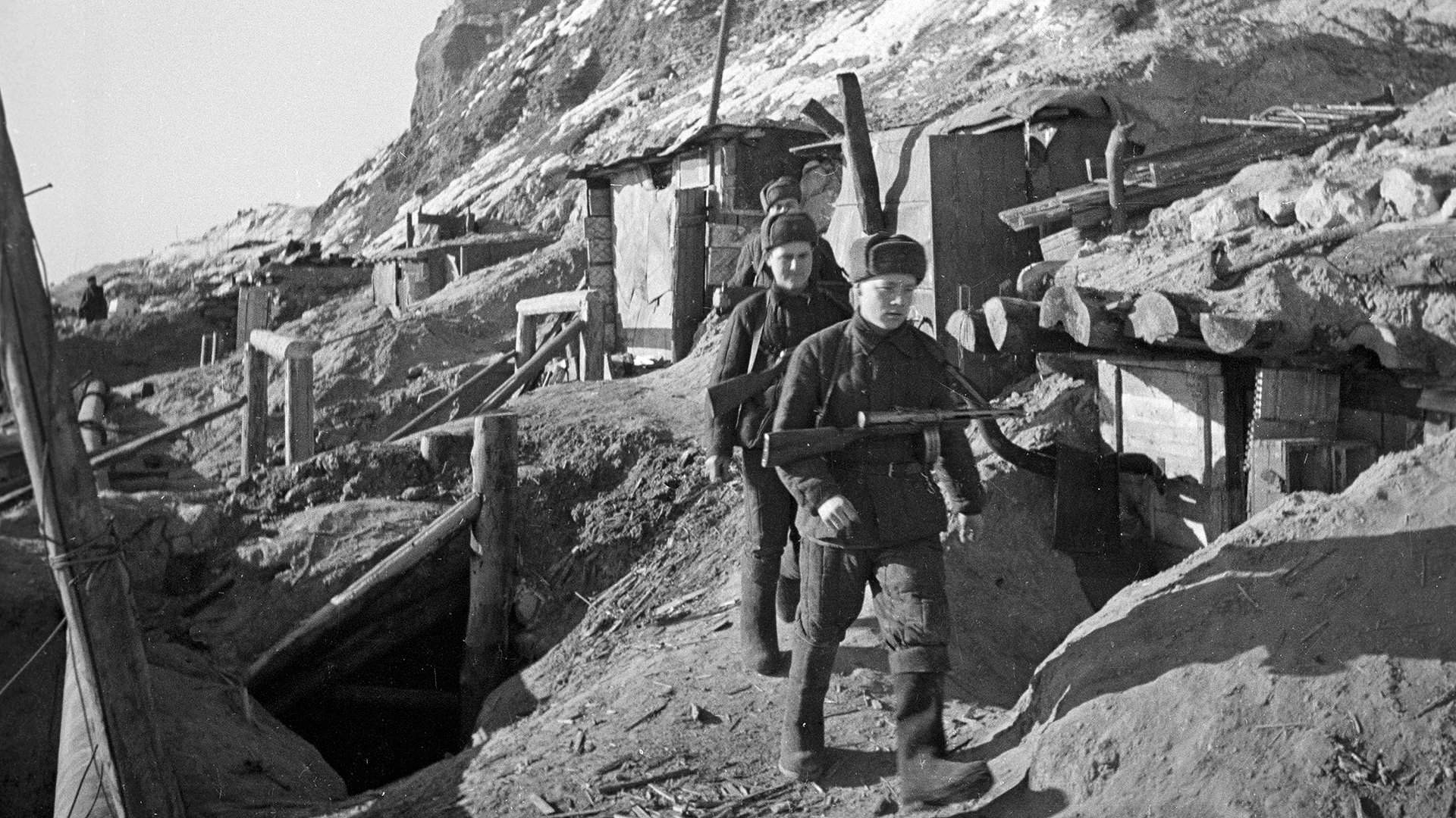 Soldiers of the 62nd Army at the dugouts on the banks of the Volga. Photo: https://waralbum.ru