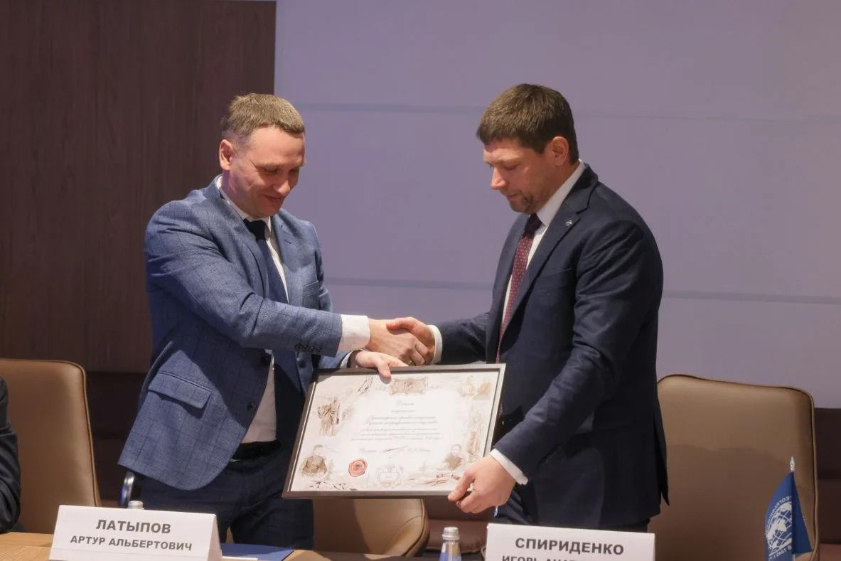 Артур Латыпов вручает диплом Русского географического общества Игорю Спириденко. Фото: правительство Красноярского края