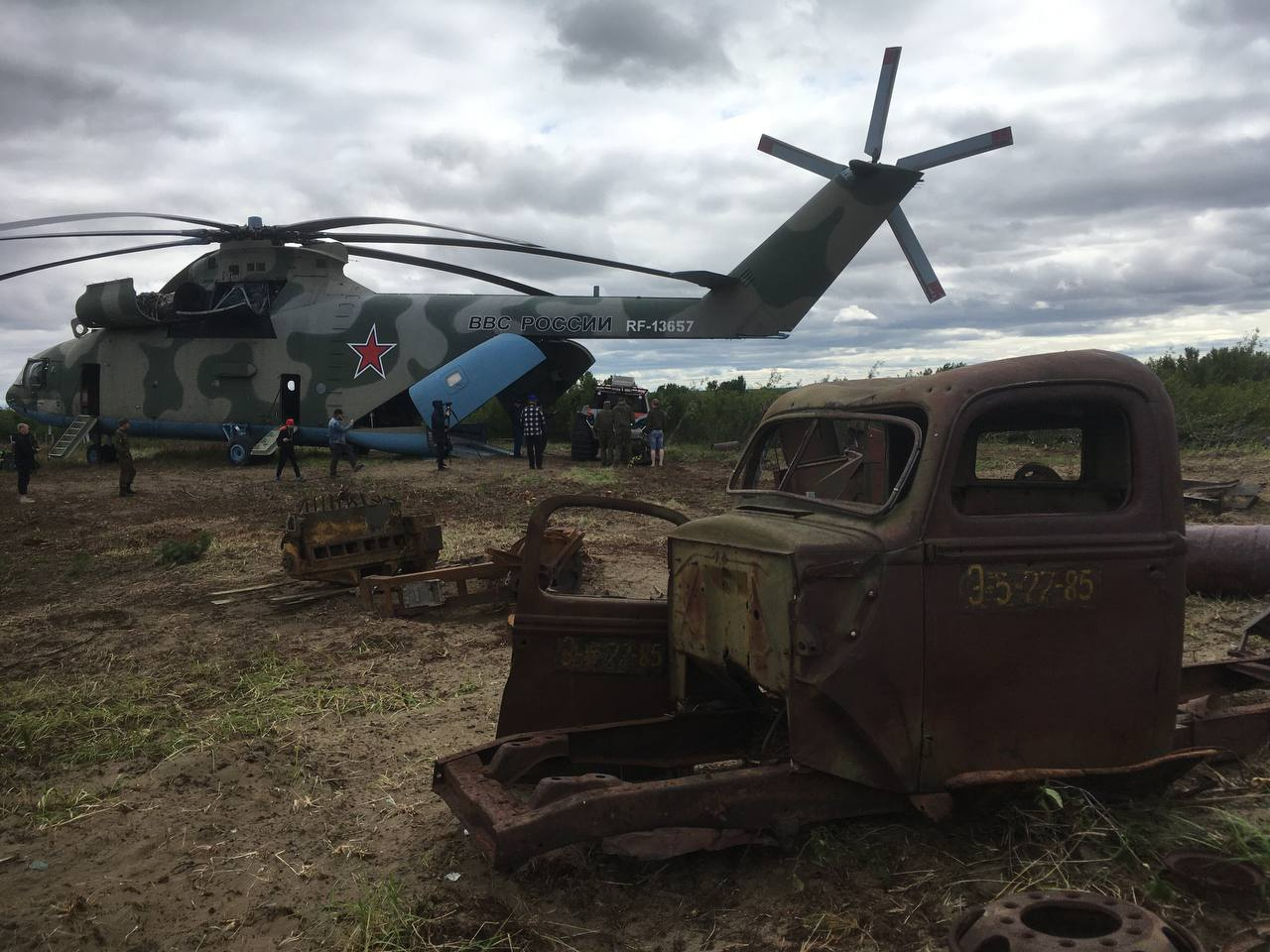 Две эпохи сошлись вместе. На переднем плане -  кабина 