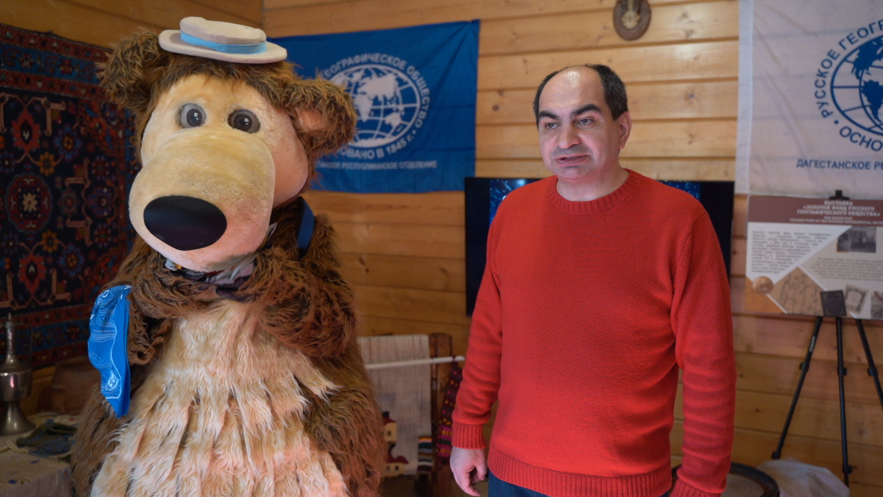 The Local Historian Bear and Amil Sarkarov welcome the participants of the Geographical Dictation. Photo: Murad Agaragimov / Derbent Branch of the RGS