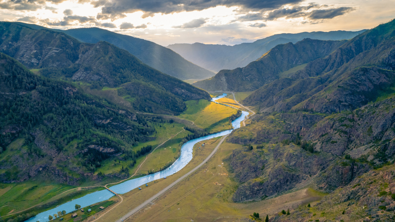 Чуйский тракт и бирюзовая река Катунь. Фото: Максим Морозов, участник фотоконкурса «Самая красивая страна»