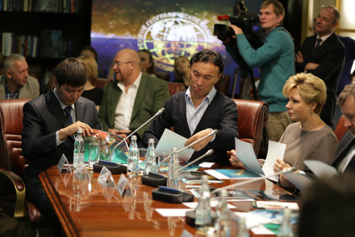 Рассмотрение работ, слева направо: Иван Кислов, Даши Намдаков, Елена Гагарина. Фото: Вадим Гришанкин