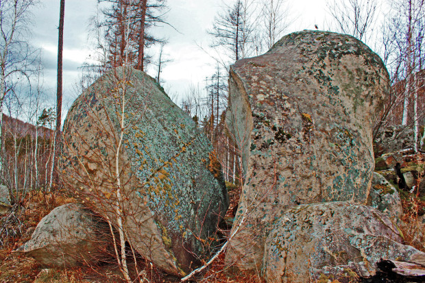 Раскол посередине камня. Фото: Федор Жижилев
