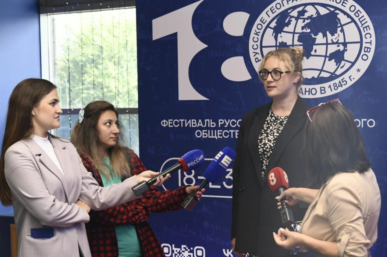 Вера Максимчук выступает на открытии фестиваля «Под флагом РГО». Фото: Денис Гаськов / Красноярское краевое отделение РГО