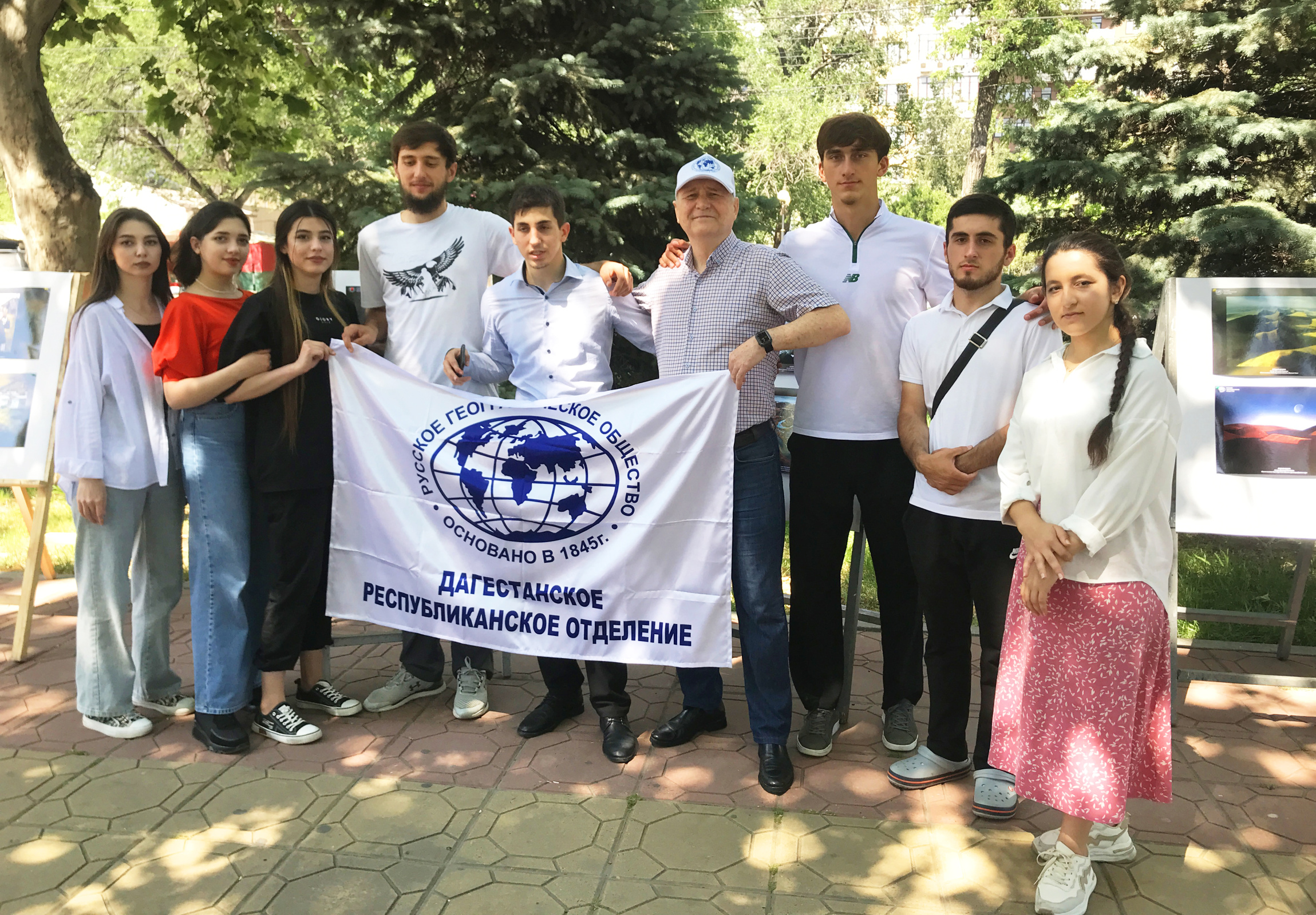 Добровольцы на праздничной площадке перед Русским театром в День России. Фото: Дагестанское отделение РГО