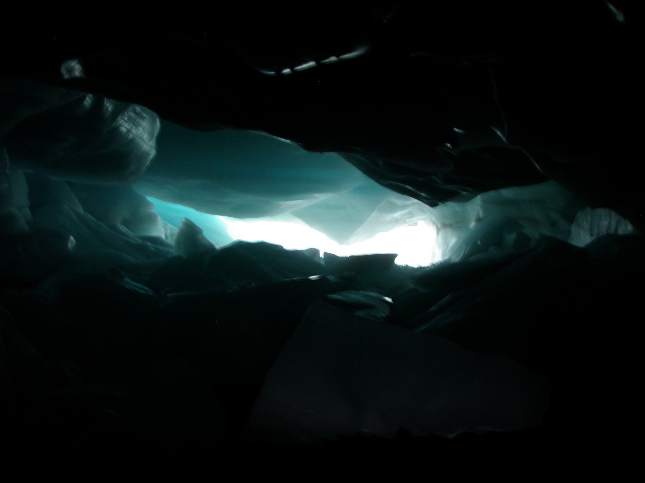 Ледяной завал, преградивший движение в ледниковой пещере. Фото: Булат Мавлюдов 