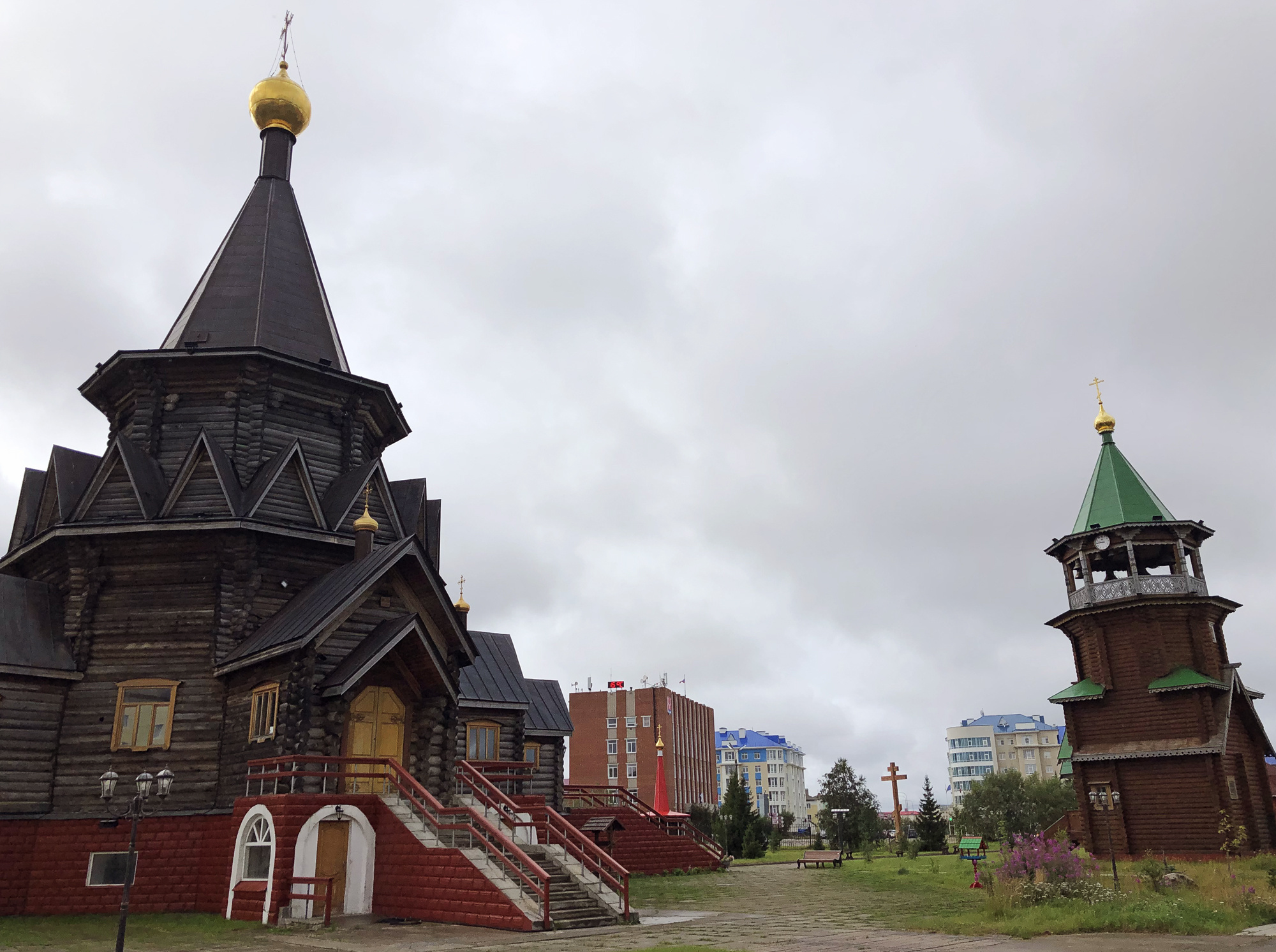 Деревянный храм в центре города на площади Ленина. Рядом здание администрации округа. Фото И.Сичка