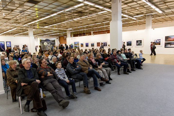 Зрители во время премьерного показа научно-популярного фильма ''Говорящие с белухами''. Фото: Илья Мельников