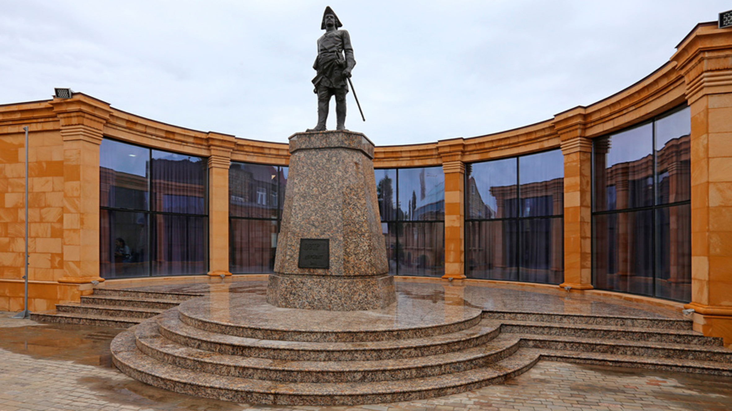 Памятник Петру Великому в Дербенте. Фото предоставлено Дагестанским отделением РГО. 