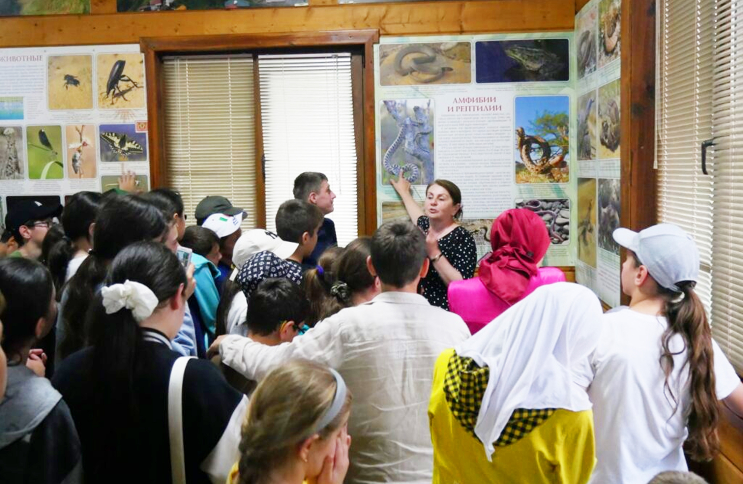 Экскурсию ведет лидер в деле экологического образования юных дагестанцев Зарипат Магомедова. Фото предоставлено Дагестанским заповедником