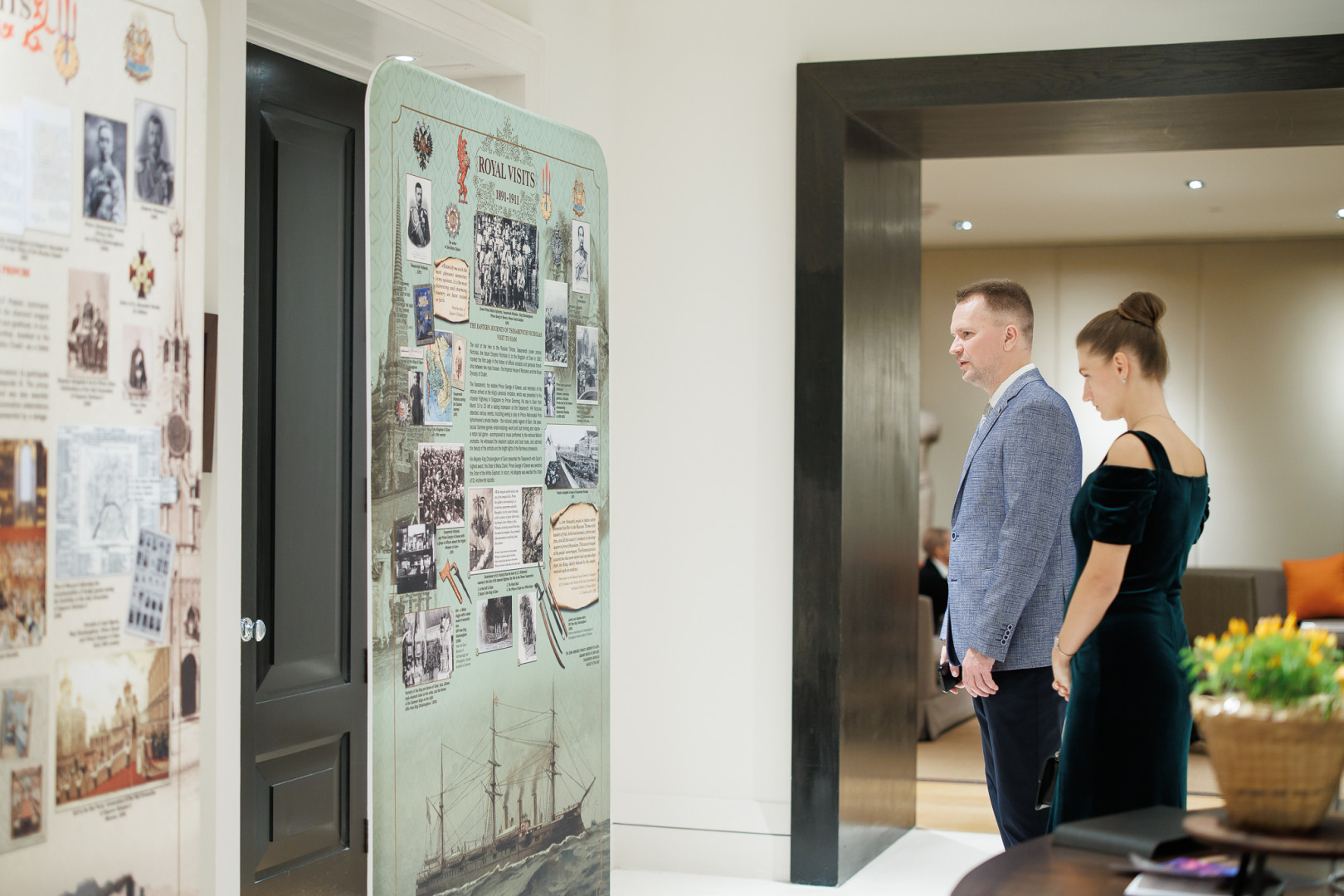 The guests of the exhibition get acquainted with the history of the tsarevich's visit to Siam. Photo: Russian house in Thailand