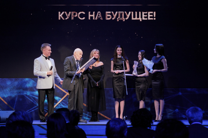 Николай Дроздов вручает