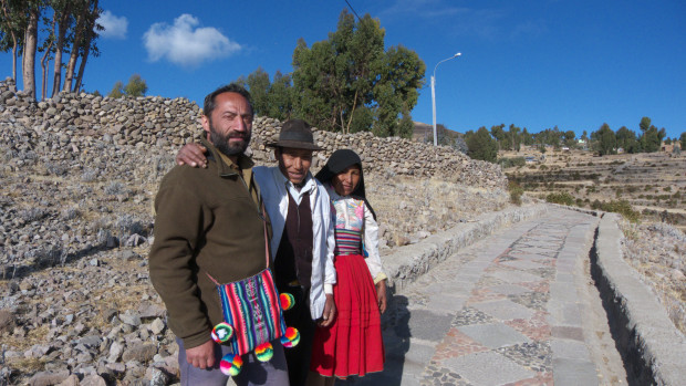 Андраник Сулейманян (слева) с индейской семьёй на одном из островов озера Титикака, на берегах которого был Ионин