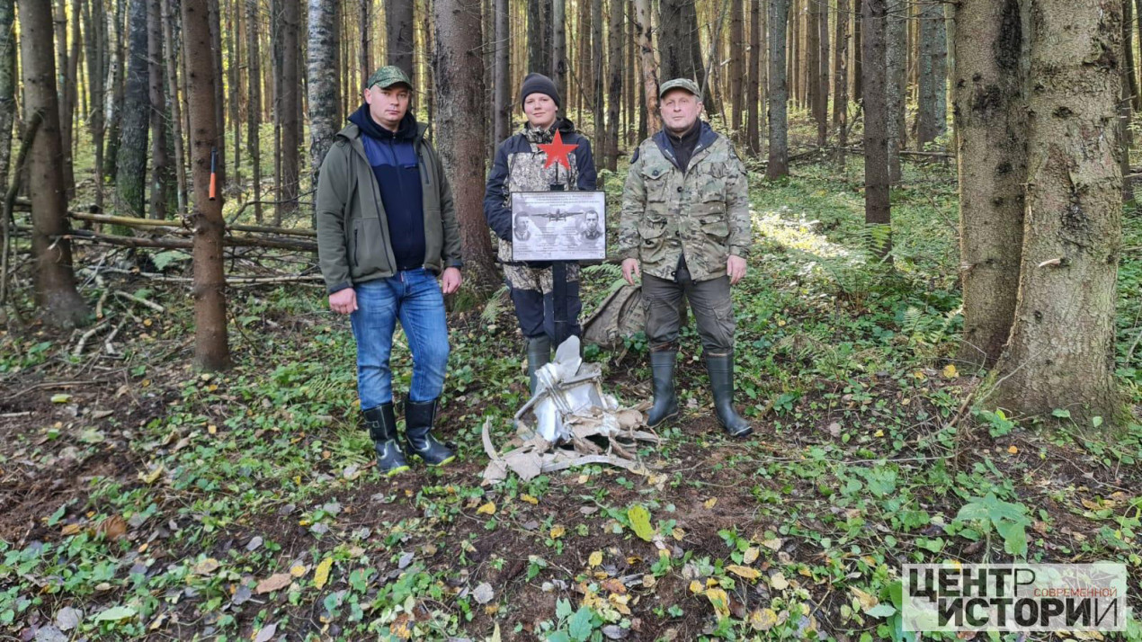 «Но все же главное для нас — восстановить истории людей, не вернувшихся с вылета»... Памятная доска экипажу бомбардировщика В-25 «Митчелл». Фото предоставлено Центром современной истории