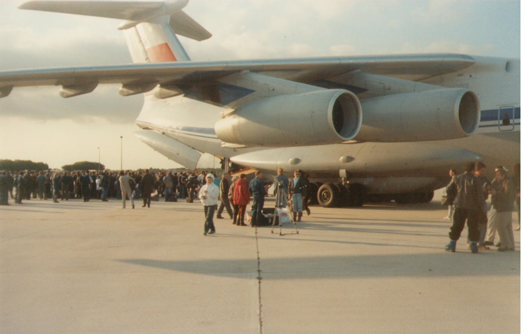 Ил-76 прилетел в Кейптаун. Разгрузка. 21 августа 1991 года. Фото из архива Константина Зайцева