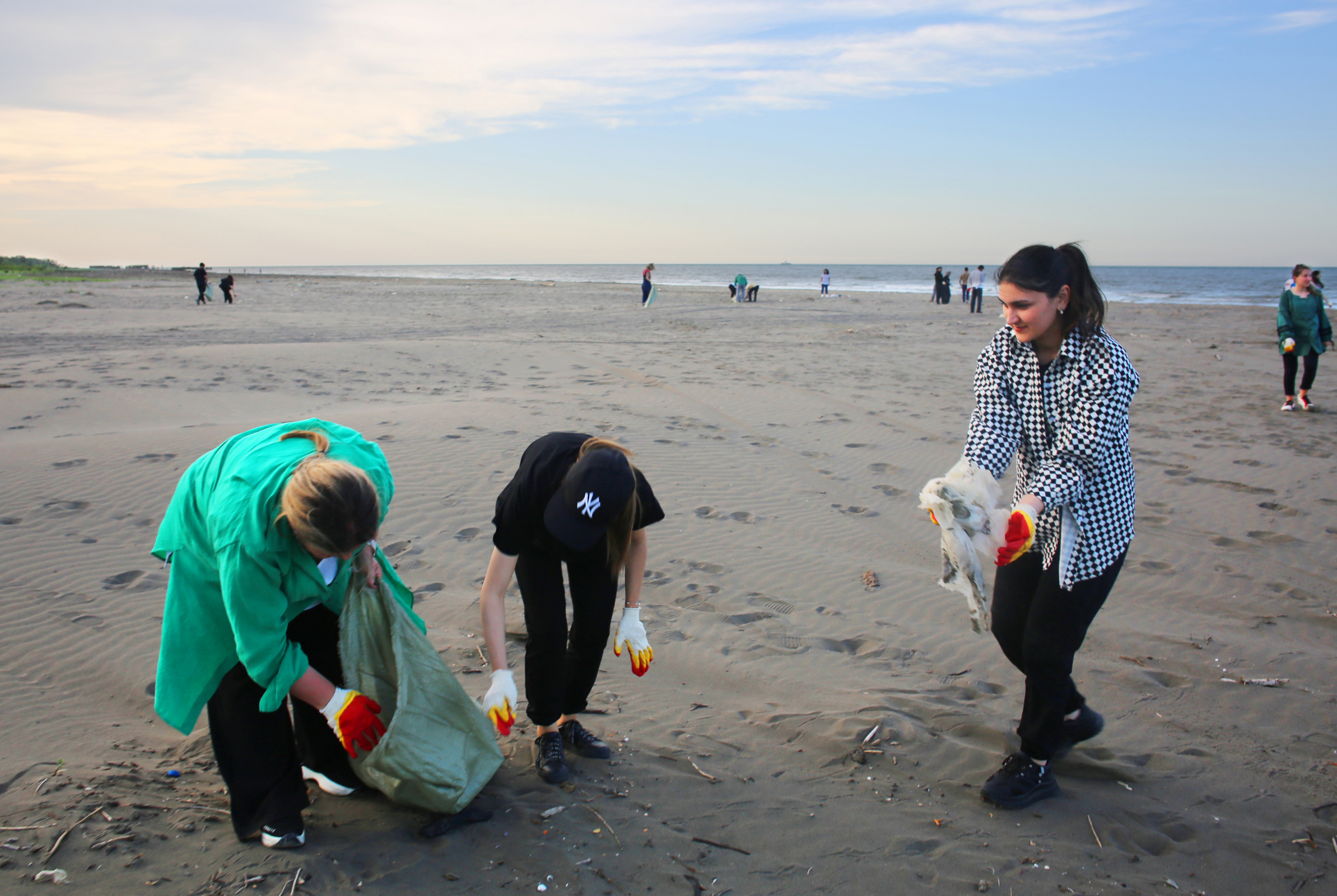 Уборка морского пляжа от мусора. Фото предоставлено Дагестанским отделением РГО