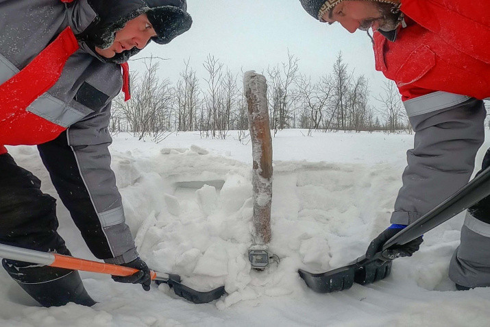 Digging up the geothermal monitoring sensor. The photo was provided by the participants of the expedition