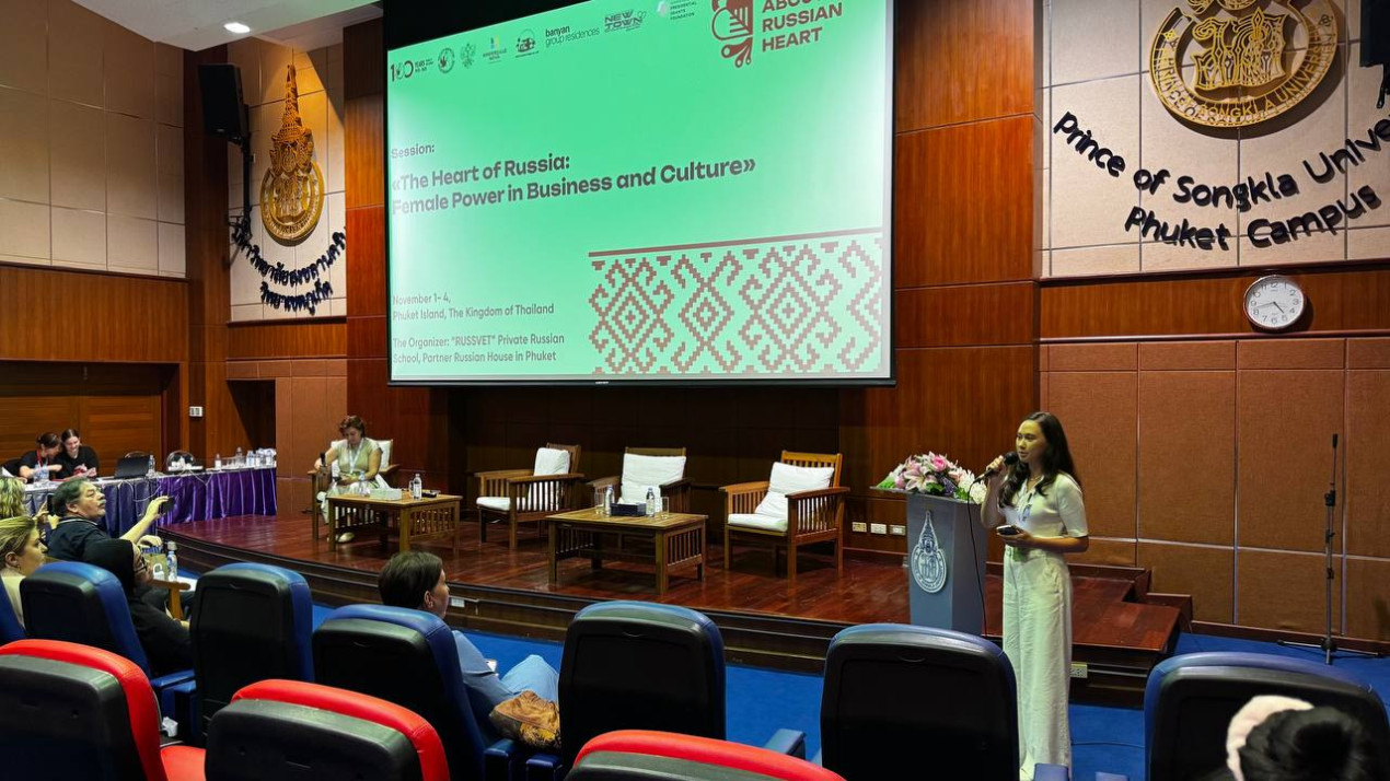 Anastasia Timofeeva presented the commendation of the RGS to Aleksandr Sidorov, representative of Rossotrudnichestvo in Thailand. Photo: participants of the event