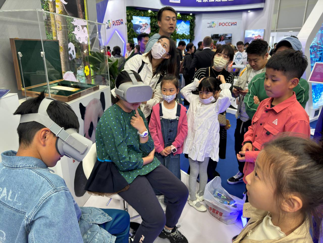 Guests of the exhibition. Photo: press service of the Department of Foreign Economic and International Relations of the City of Moscow