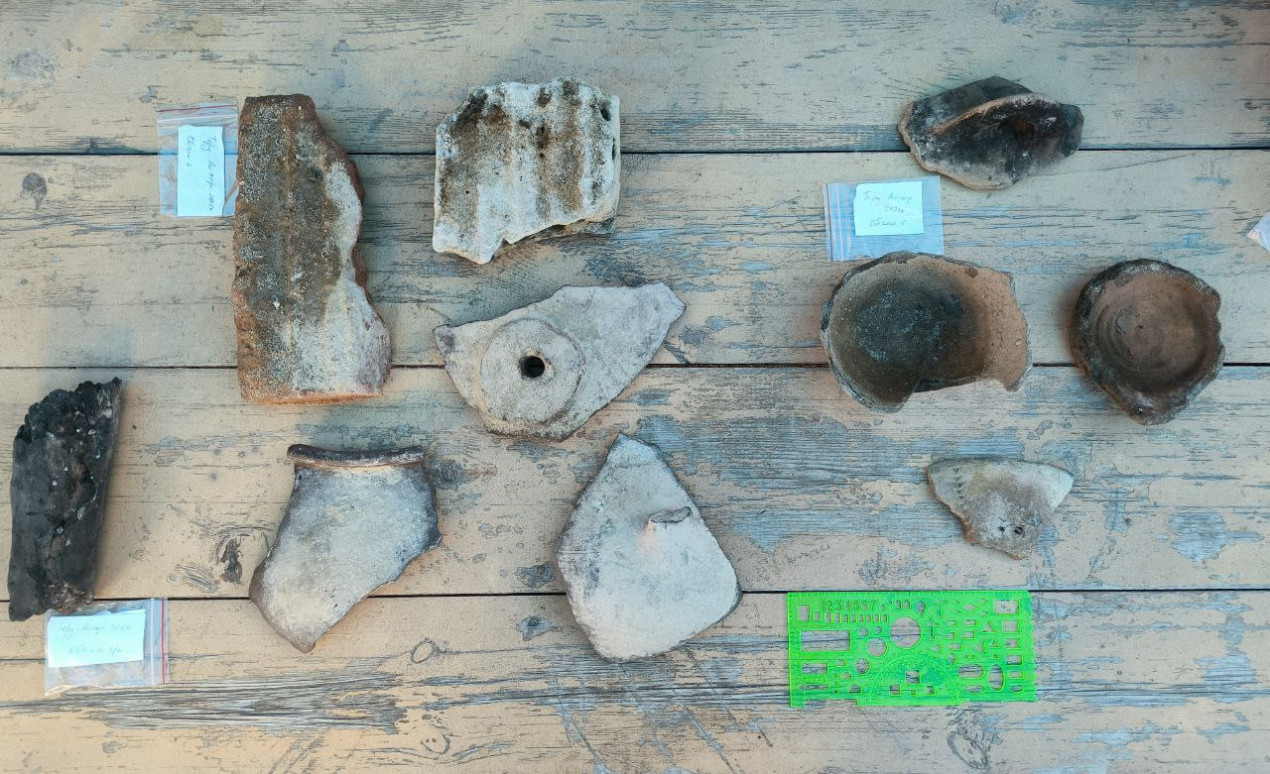 The first finds. Photos of the expedition participants