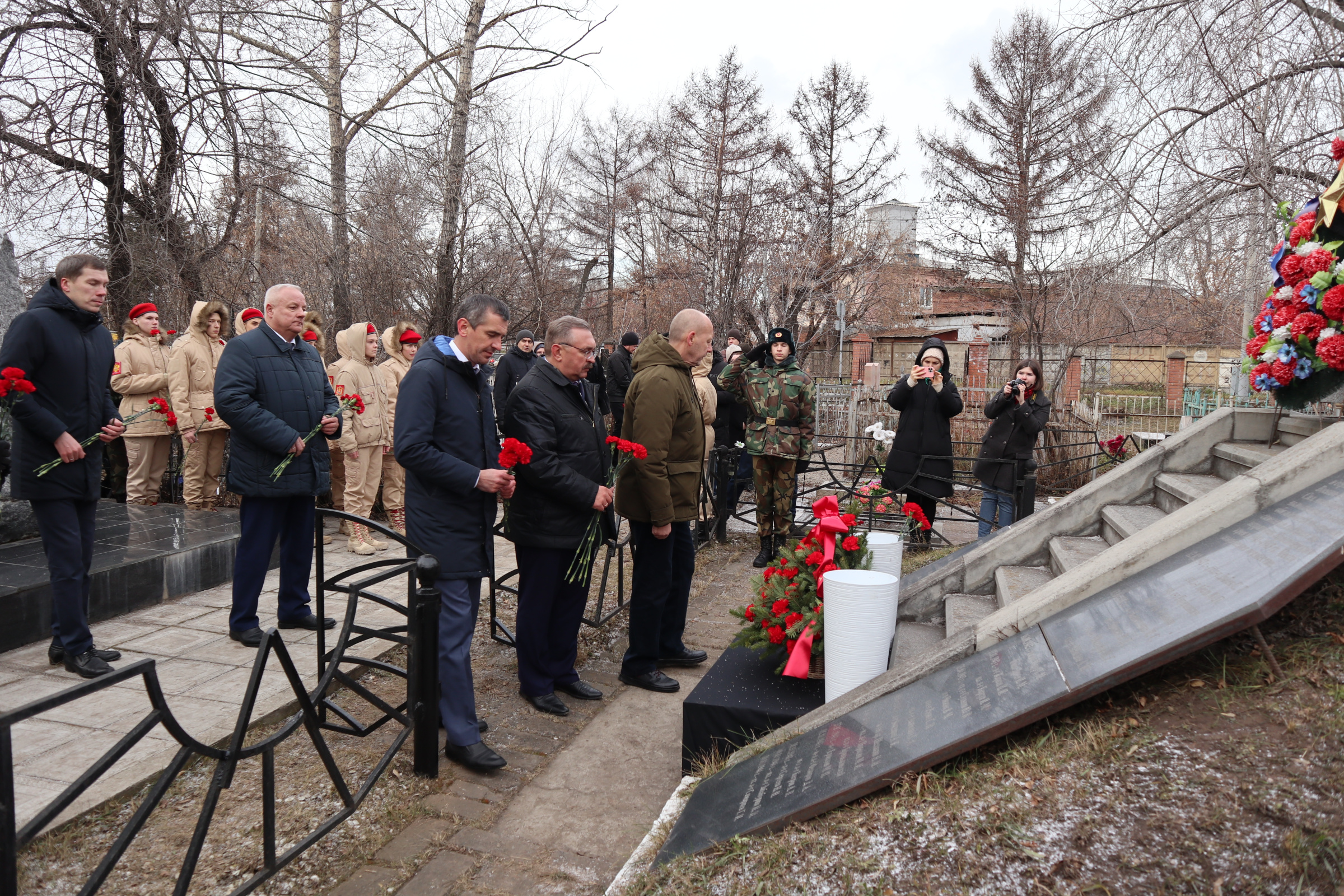 Возложение цветов. Фото: Красноярское краевое отделение РГО