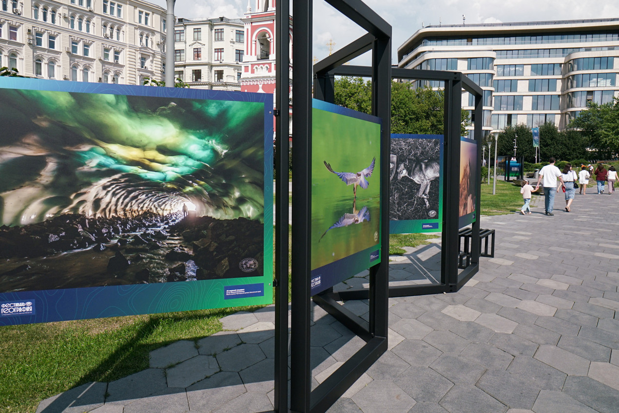 Выставка работ фотоконкурса РГО «Самая красивая страна». Фото: пресс-служба РГО