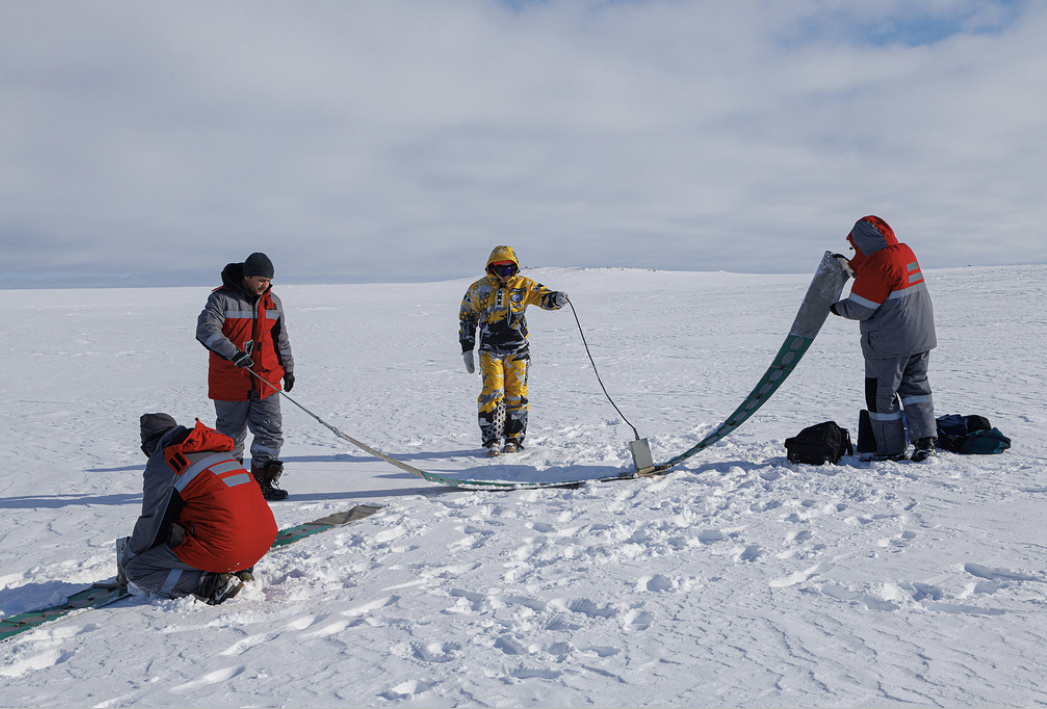 Участники экспедиции работают с георадаром. Фото: Николай Гернет 