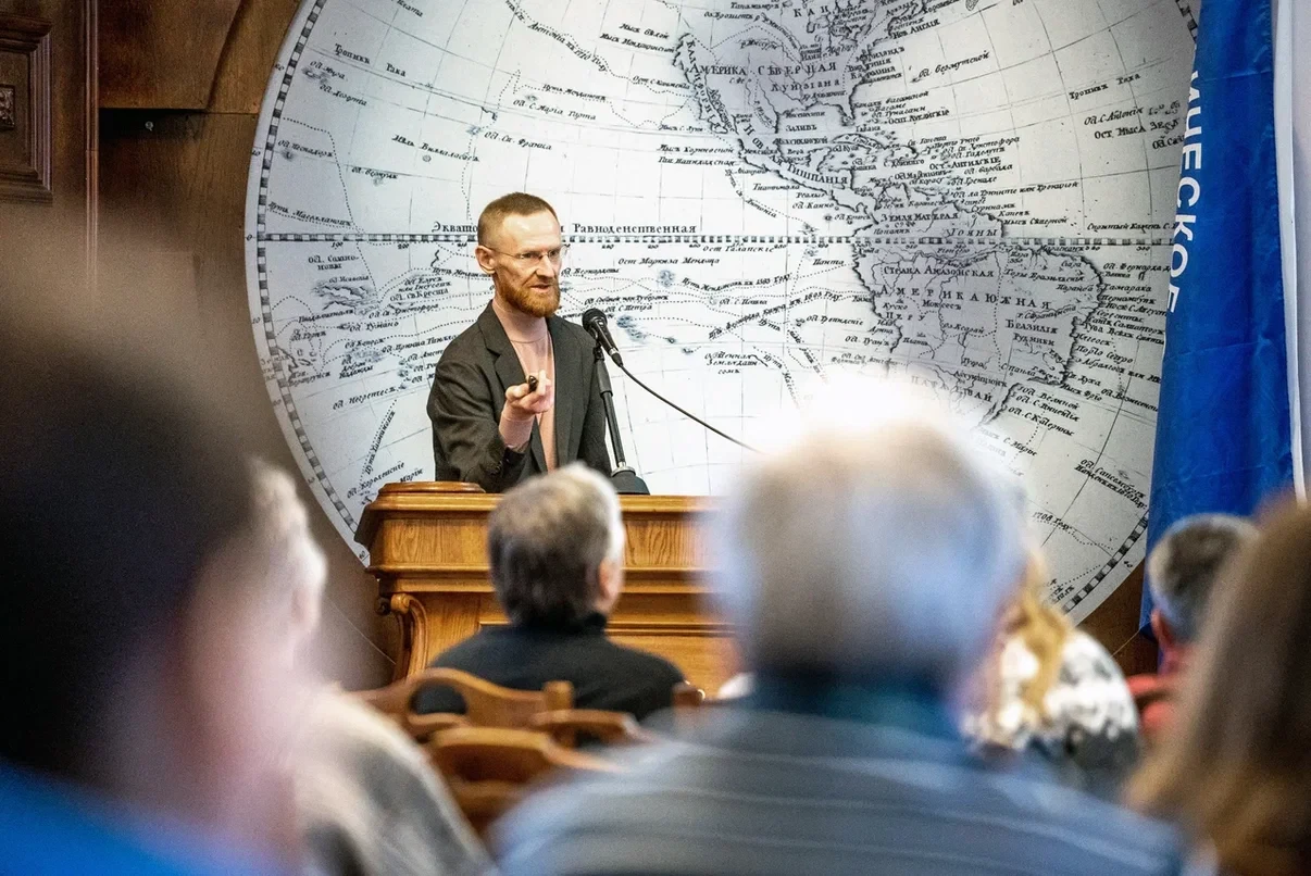 The master class is being conducted by Vyacheslav Zametnya. Photo: RGS press service
