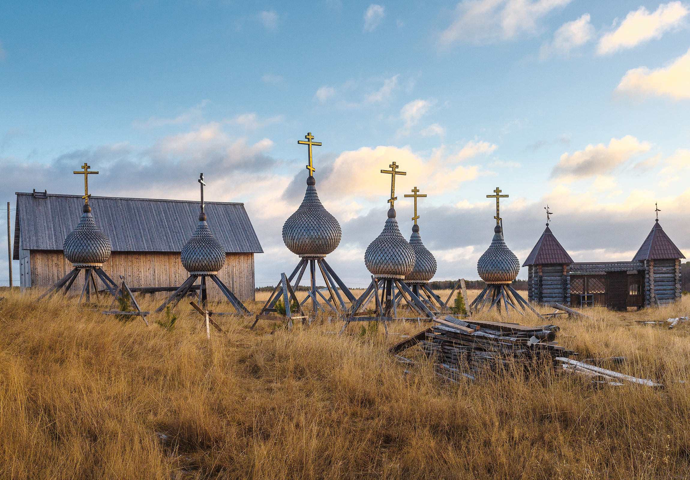 Купола реставрируемого храма Николая Чудотворца, Кольский полуостров.Фото: Альфия Сафуанова 