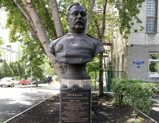 Памятник Михаилу Певцову. Фото: Пресс-служба Омского отделения РГО / Вадим Клевакин