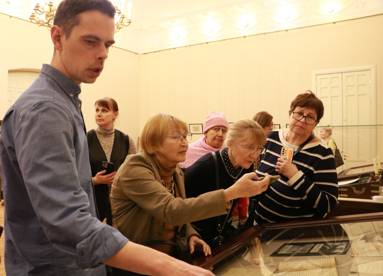 Anton Matveev, an employee at the Scientific Library, conducting a tour of the exhibition. Photo: RGS press service